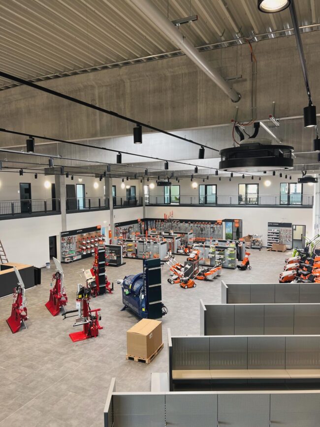 Maschinen und Technik im Showroom Überblick über einen modernen Ausstellungsbereich mit verschiedenen Maschinen und Geräten.