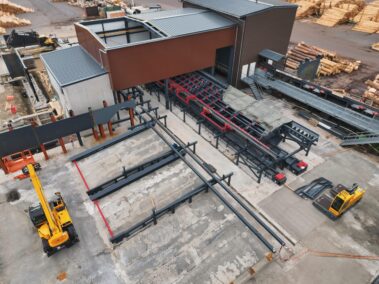 Drohnenaufnahme einer Industrieanlage mit Fördertechnik, Stahlkonstruktionen und Maschinen für automatisierte Produktionsprozesse.