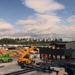 Industriegelände mit Holzlager, Maschinen und Fertigungsanlagen für die Verarbeitung von Rundholz und Holzprodukten.