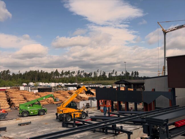 Moderne Anlagen für die Holzverarbeitung Industriegelände mit Holzlager, Maschinen und Fertigungsanlagen für die Verarbeitung von Rundholz und Holzprodukten.