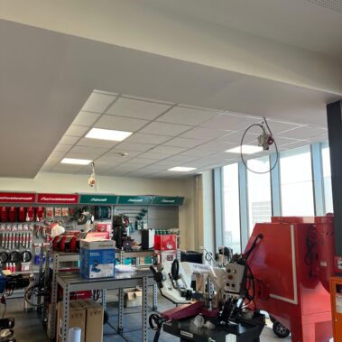 Verkaufsbereich mit Schweißgeräten, Werkstatttechnik und Zubehör vor einer Produktwand mit Werkzeugen und technischen Geräten.