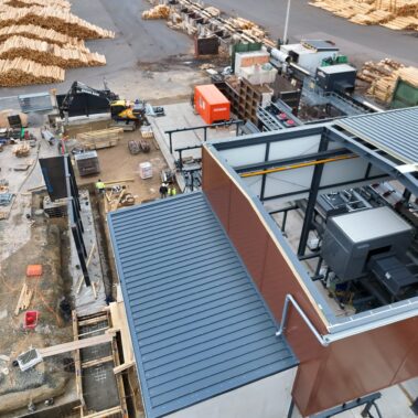 Luftbild des Umbaus am Rundholzplatz mit Fördertechnik, Produktionsgebäude und gelagertem Rundholz bei Rettenmeier Plößberg.