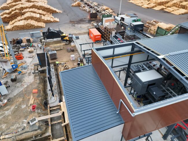 Luftaufnahme des Anlagenumbaus Luftbild des Umbaus am Rundholzplatz mit Fördertechnik, Produktionsgebäude und gelagertem Rundholz bei Rettenmeier Plößberg.