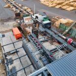 Luftaufnahme einer neu errichteten Förderanlage für den Transport und die Verarbeitung von Rundholz auf dem Betriebsgelände von Rettenmeier.
