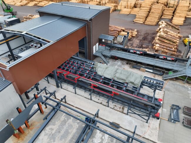 Luftbild des modernisierten Rundholzplatzes mit Fördertechnik, Industrieanlagen und Holzlagerflächen bei Rettenmeier Plößberg.