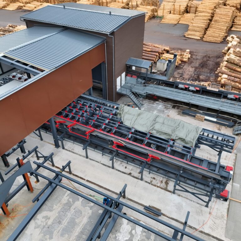 Luftbild des modernisierten Rundholzplatzes mit Fördertechnik, Industrieanlagen und Holzlagerflächen bei Rettenmeier Plößberg.