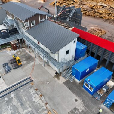 Industrieanlage mit Fördertechnik und Stahlkonstruktionen während der Umbauarbeiten am Rundholzplatz der Rettenmeier Holzindustrie.