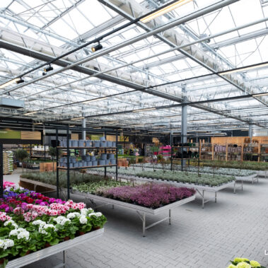 Weitläufige Verkaufsfläche mit Blumen, Pflanzen und Gartenzubehör in einem neu errichteten Gewächshaus der Gärtnerei Steinhilber.