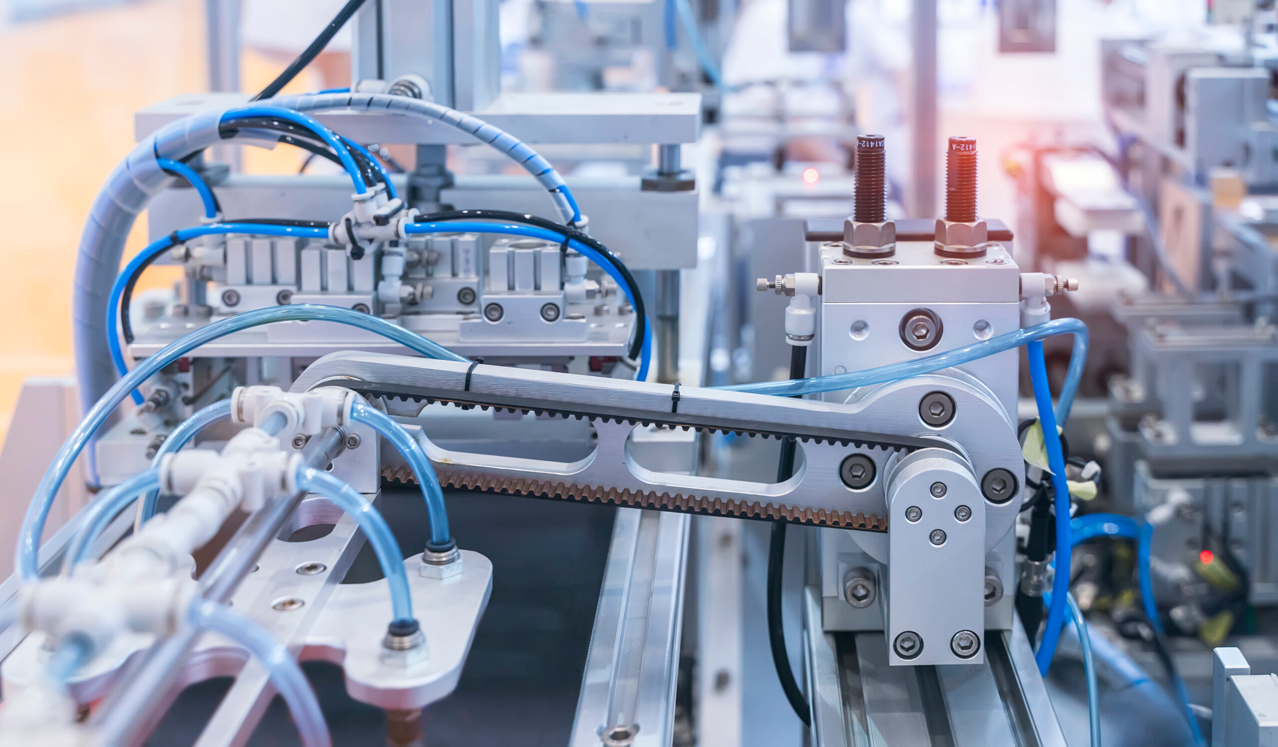 Moderne Industrieanlage mit automatisierter Steuerungstechnik Detailansicht einer automatisierten Industrieanlage mit Pneumatikleitungen, Sensoren und mechanischen Komponenten in einer modernen Produktionsumgebung.