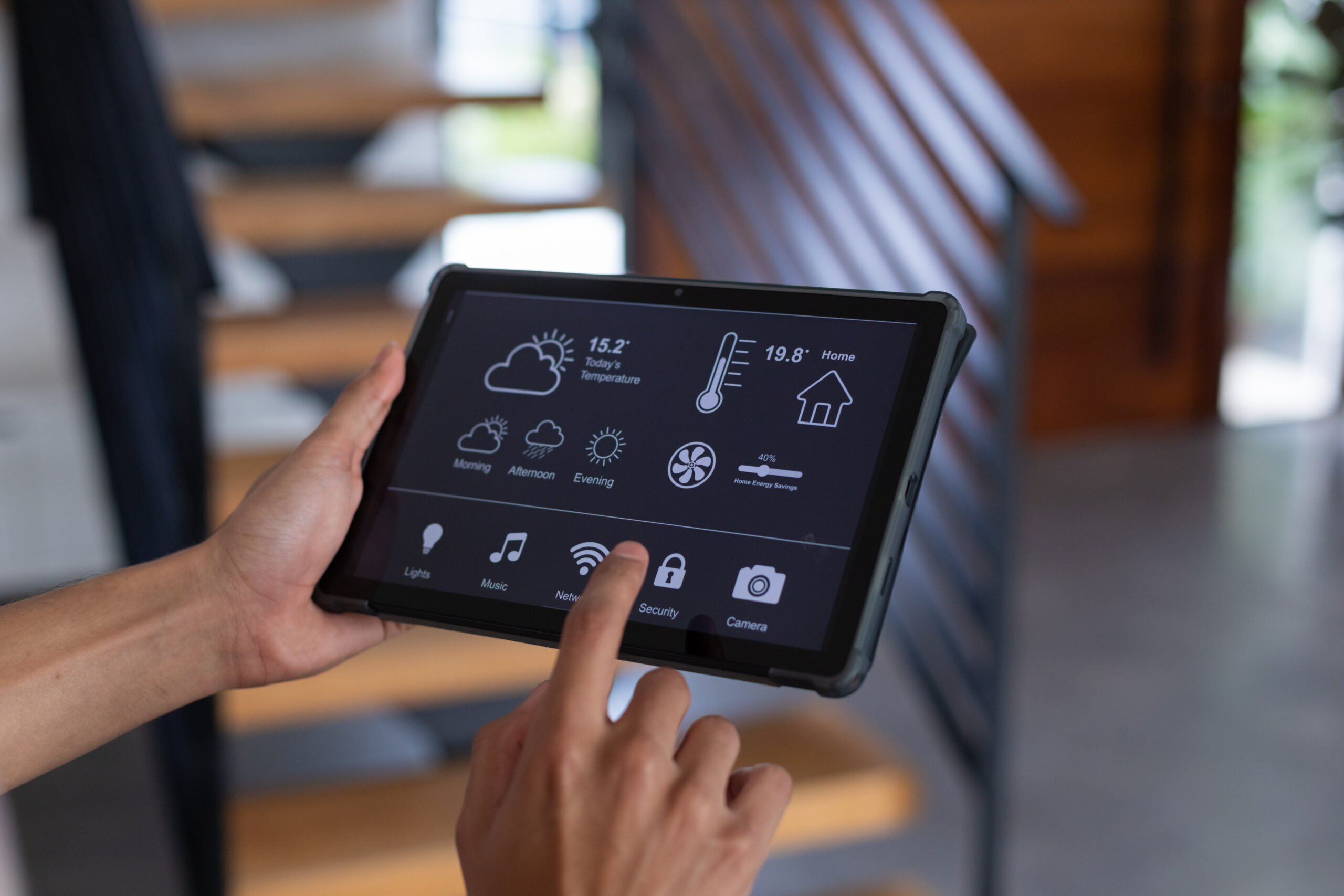 Tablet mit Smart-Home-Steuerung zur Bedienung von Beleuchtung, Sicherheitstechnik und weiteren Hausfunktionen.